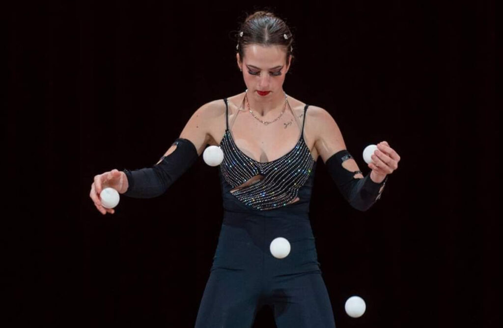 Giovane e tenace. Nicole Errani e la sua passione per la giocoleria in bouncing